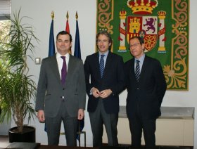 Leopoldo González Echenique, Íñigo de la Serna y Miguel Ángel Cámara, tras la firma del convenio.