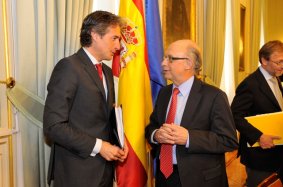 El Presidente de la FEMP y el Ministro de Hacienda y Administraciones Públicas, tras finalizar la CNAL, el 8 de mayo.