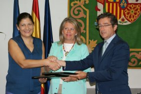 Susana Magro, Angeles Muñoz y Angel Fernández, tras la firma del convenio.