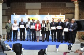 Los galardonados posan tras recibir los premios y diplomas.