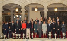 Fotografía de grupo de Sus Majestades los Reyes, Su Majestad la Reina Doña Sofía y Su Alteza Real la Infanta Doña Elena con los premiados
© Casa de S.M. el Rey / Borja Fotógrafos