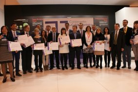 Todos los premiados posan con el Presidente de la FEMP y la Secretaria de Estado de Turismo